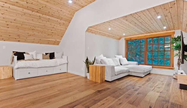 Ancient Cedars Lodge - Luxury log cabin accommodating up to 10 guests