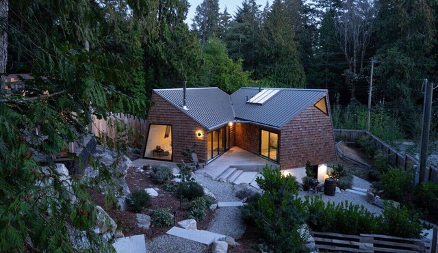 Architect designed rustic modernist home 5 min walk to beach and cafe