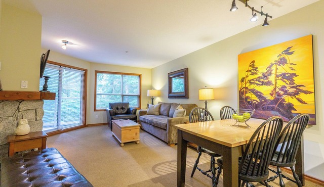 Aspens #215 Prime Ski-in Ski-out Location! Pool, Hot tubs, BBQ, sleeps 4