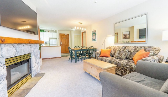 Aspens #439 Prime Ski-in Ski-out Location! Top Floor Unit, Pool, Hot tubs, BBQ