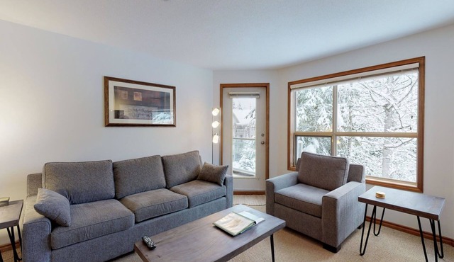 Aspens #443 Prime Ski-in Ski-out Location! Pool, Hot tubs, BBQ, sleeps 4