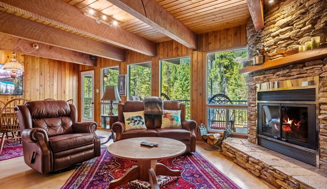 Auld Fox Lodge | Hot Tub | Steam Shower| Fireplace