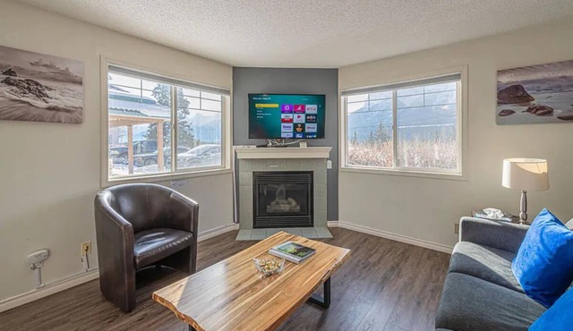 B211 Banff Boundary Suite- A/C, Hot tub, Free parking, View, BBQ courtyard