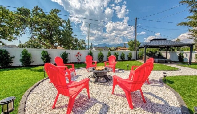 Backyard Oasis - Hot Tub, BBQ, Outdoor Bar