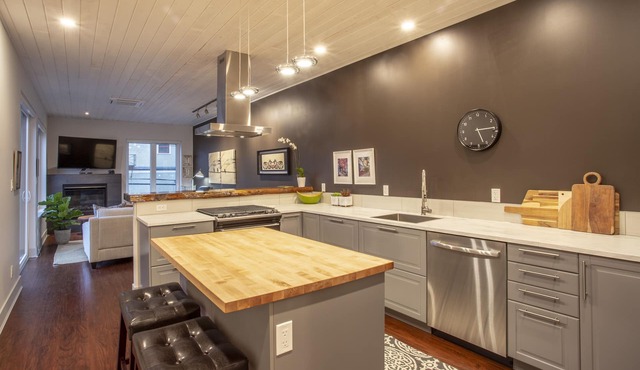Baker Street Central - Balcony With Incredible Mountain View