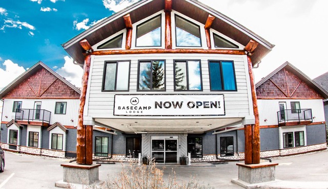 Basecamp Lodge I Deluxe Double King Room in Canmore
