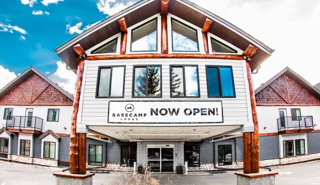Basecamp Lodge I King Suite Room in Canmore