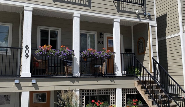 *BC Short Term Registry #H687636831* Downtown Penticton 12 Min walk to beach