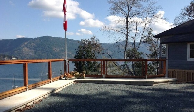 Beach Front Cottage in Maple Bay