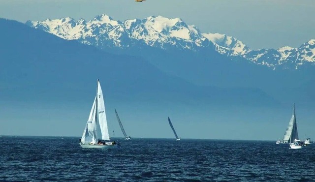 Beach Front Oasis 15 Minutes To Downtown Victoria