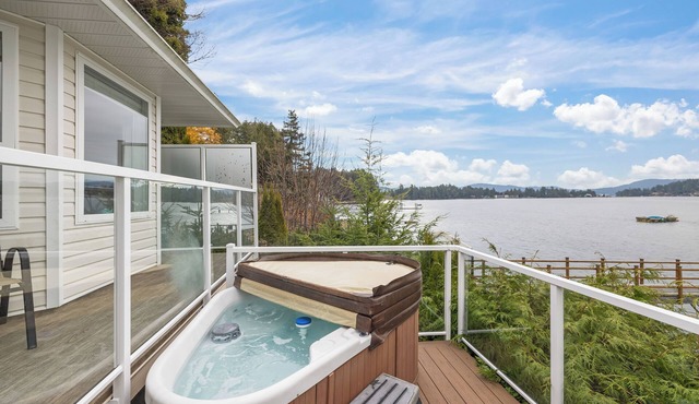 Beach Front Retreat :Private Beach and Dock Access, Hot Tub, BBQ &Free Kayaks!