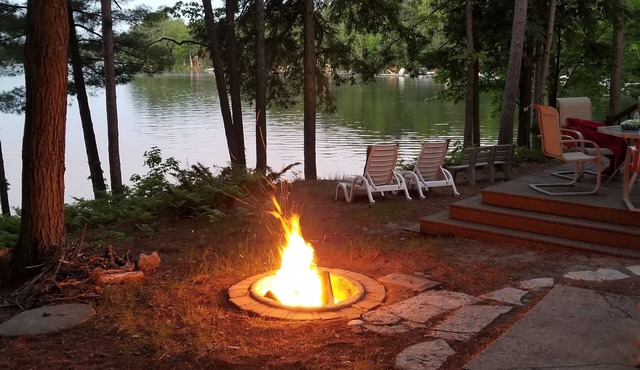 Beachfront 1-bedroom home, 15-min. drive to Traverse City. Private and peaceful in Traverse City