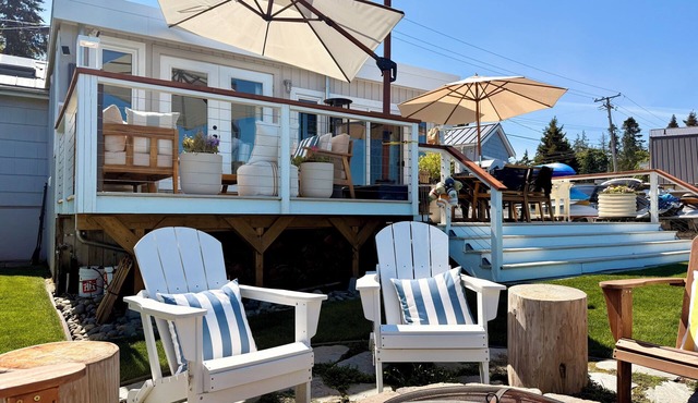 Beachside family retreat w/Private Raft, Paddleboards, Firepit, Kayaks, Games.