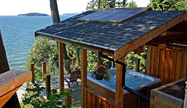 Beachside Island Vista Cottage, Beach, Ocean Views, Hot Tub in Sechelt