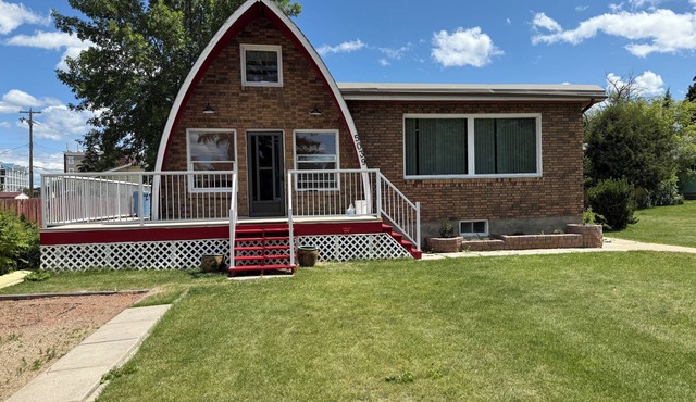Beachy Keen 2 steps away from lake where rustic meets charm. Pet friendly.
