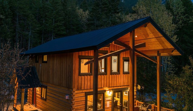 Bear Lodge - 3 Bedroom Luxurious Log Cabin, Private Hot Tub and Mountain Views