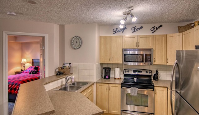 Bear Themed Condo | 5 min walk to beach | Pool in Invermere