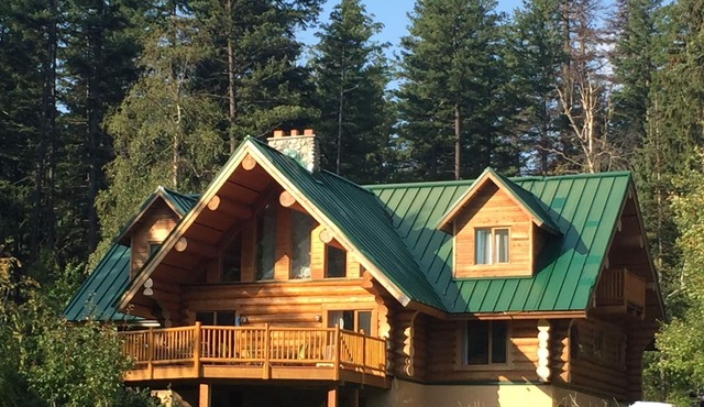 Bears Den - A gorgeous lake view log cabin surrounded by breathtaking scenery!