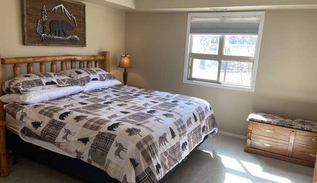 Bears Den, sleeps 6, lakefront, amazing location, sun deck overlooking pool/lake
