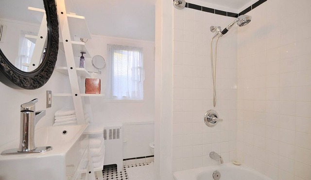 Beautiful 2 bedroom suite close to all the best sites in Victoria