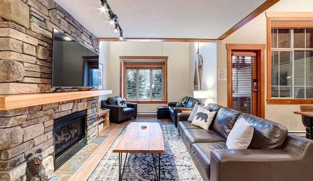 Beautiful 3 Bedroom Plus Loft & Den. Hot Tub.