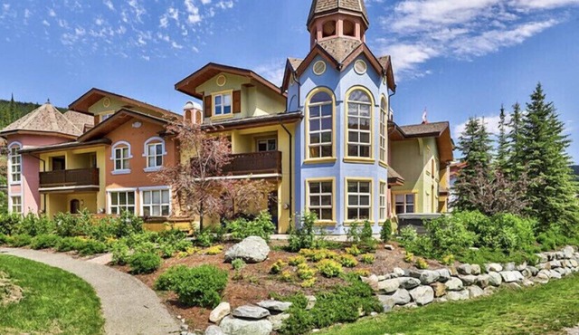 Beautiful 4 bedroom townhouse close to village.