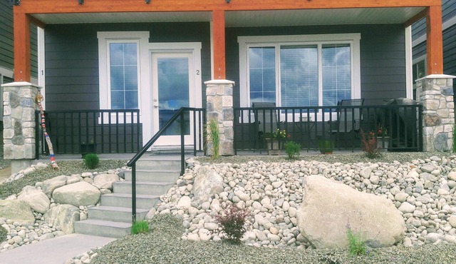 Beautiful , clean 2 bedroom suite. Mountain view , amazing sunsets .