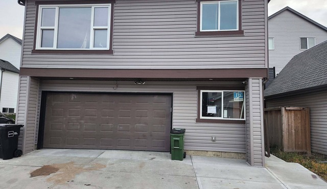 beautiful, cozy private and quiet house + heat garage -EV charger - NO BASEMENT