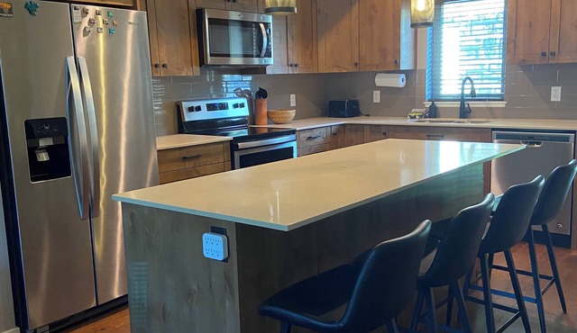 Beautiful Echo Landing Retreat, Sleeps 8, 3 Bdrm, Private Hot Tub, Ski In/Out