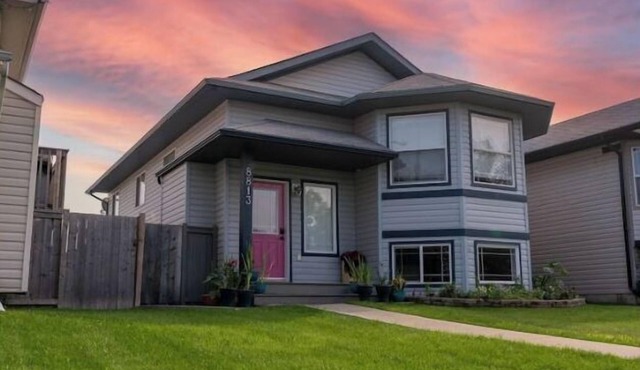 Beautiful home in quiet neighbourhood, sleeps 10!