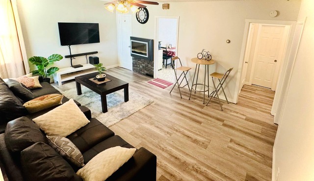 Beautiful house/self check in/7 mins to YEG Airport/Nature walk🌴