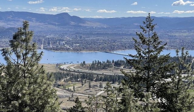 Beautiful Kelowna Private Guesthouse - Panoramic Lake views! License number 9031