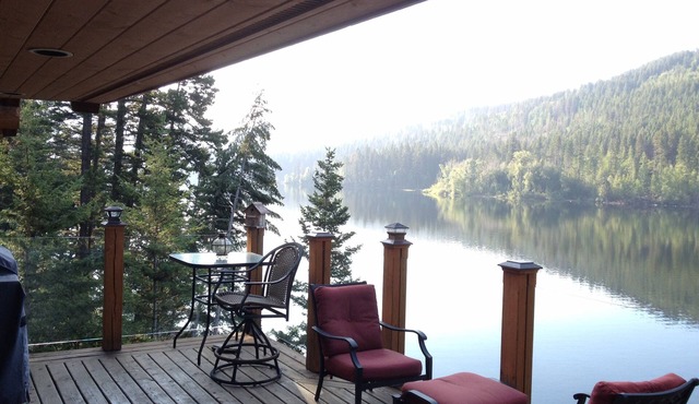 Beautiful lakefront family home, only 15 minutes to Sun Peaks