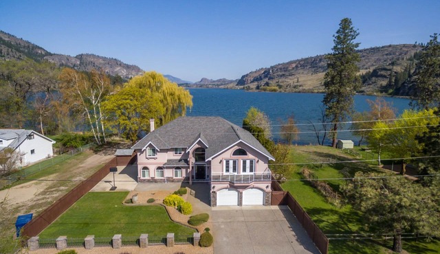 Beautiful Lakefront Property! 8 Bedrooms and Breath taking view!