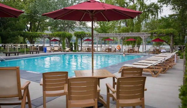 Beautiful LAKESIDE RESORT CONDO - Okanagan Lake
