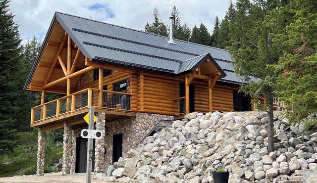 Beautiful log cabin located 2 minutes from Osprey Lake