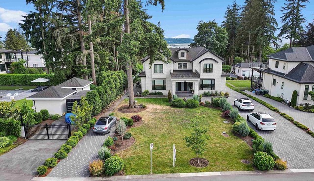 Beautiful, luxurious mega house with 6 Bedrooms and 8 Bathrooms