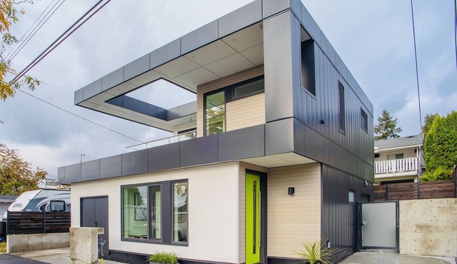 Beautiful Modern Award Winning Guest Home- N.Van