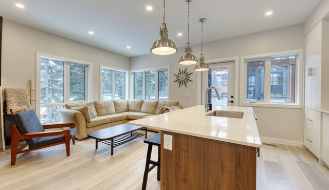Beautiful, modern Slopeside 5 bedroom townhome