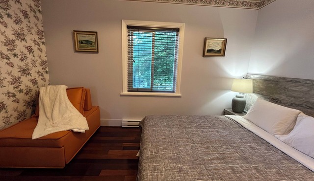 Beautiful One bedroom apartment in Cadboro Bay Village, Close to beach and Uvic in Victoria