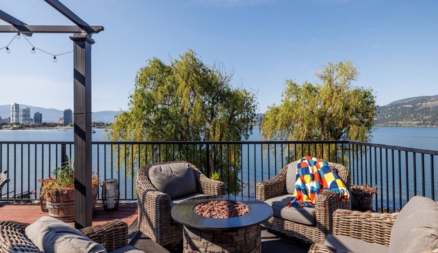 Beautiful & Private Downtown Lakeside Space/King Bed/2 Patios/BBQ &Dog-Friendly!