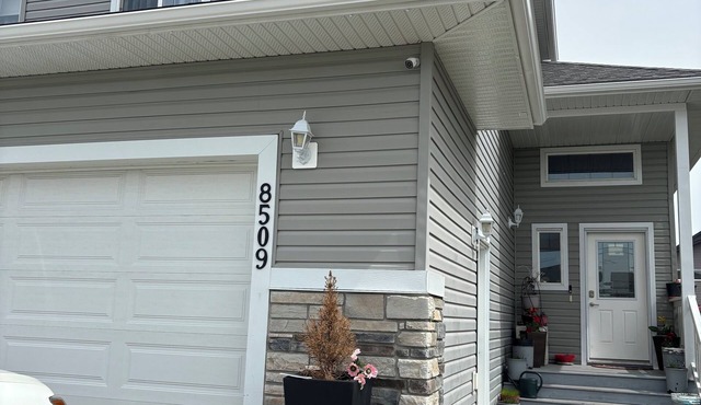 Beautiful, quiet, clean, cozy and affordable house to host at least 10 guest.