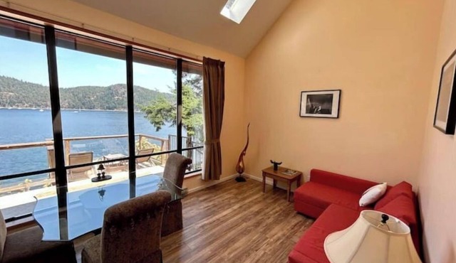 Beautiful, quiet place to stay with lovely beach access and stunning views