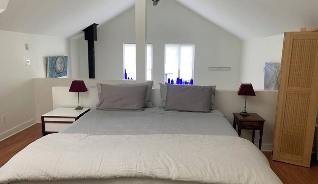 Beautiful rural getaway with private suite full kitchen, wifi and sauna.