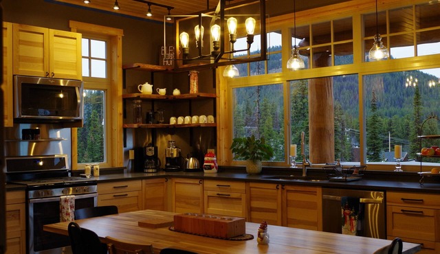Beautiful Ski-in/Ski-out Chalet on Grandfathers Trail with Sweeping View