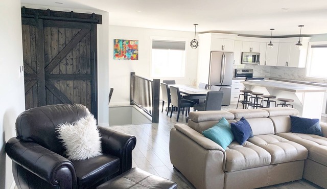 Beautiful suite in great neighbourhood, modern finishes and steps to KVR trail.