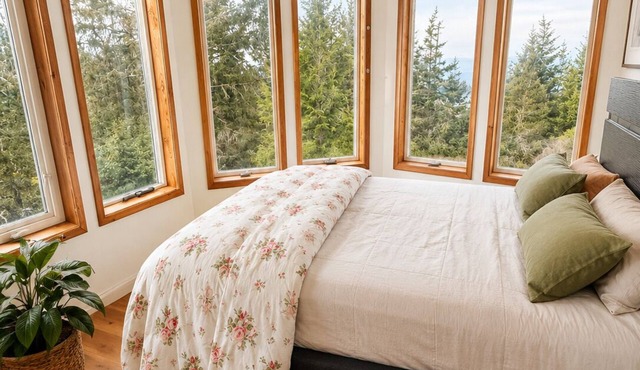 Beautiful View, Pet Friendly, Rural, Luna Blanca Lookout in Sooke