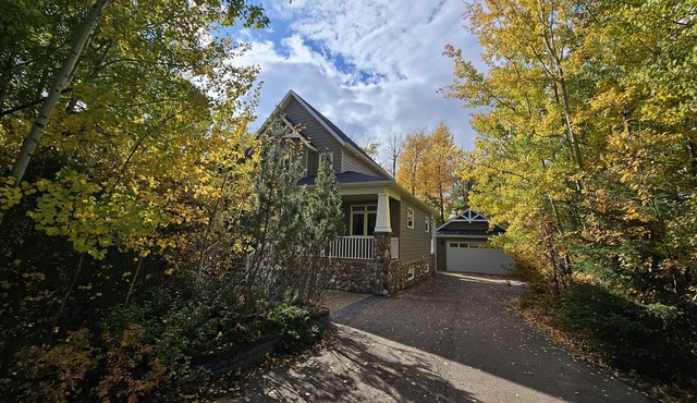 Beautiful, Waterfront 6 bedroom cottage Cape Cod style cottage on Gull Lake in Gull Lake