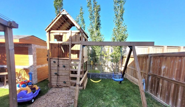 Beautifully upgraded home- 2 min from restaurants, grocery, shops & Stoney Trail