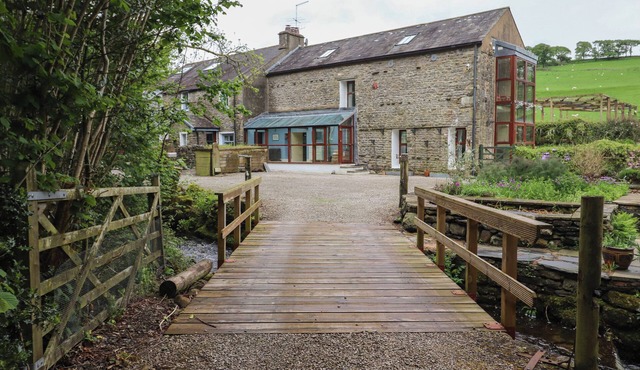 BECKSIDE HALL, pet friendly, with open fire in Sedbergh in Carnforth